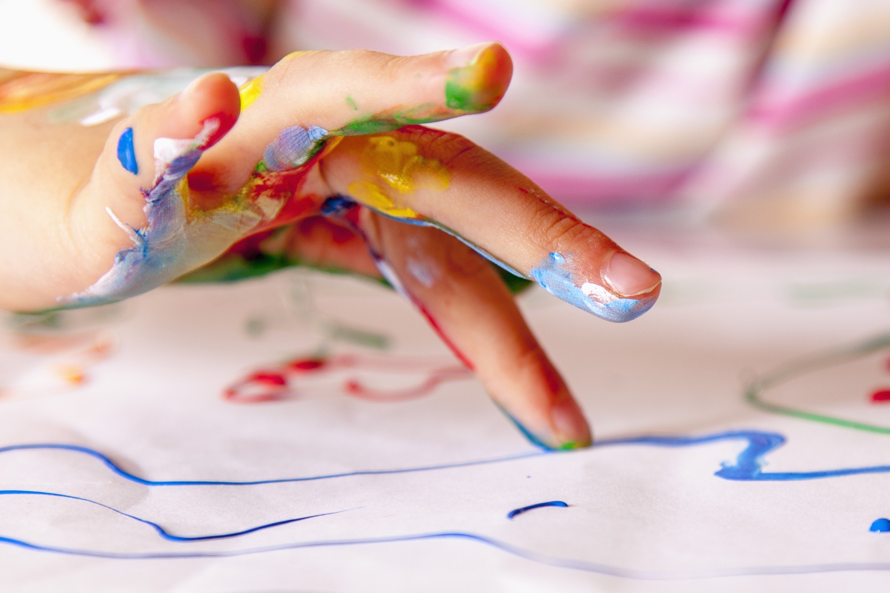 Bunte Kinderhände beim Malen